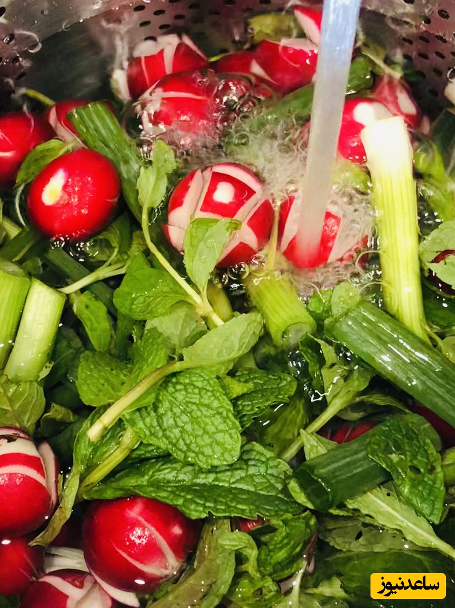 چرا شستن میوه‌ها و سبزیجات با آب خالی کافی نیست؟