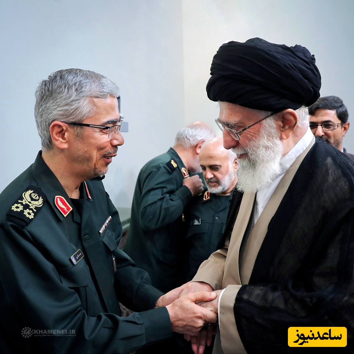 به مناسبت روز جهانی چپ‌دست‌ها یادی کنیم از  تبریک خاص و احساسی سرلشکر باقری به رهبر انقلاب+عکس