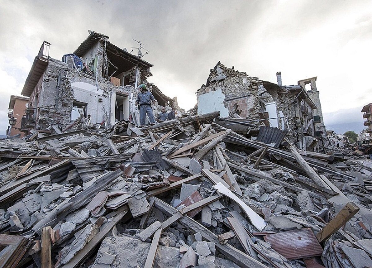 دیدار بانوی محجبه تلویزیون ایران با زلزله زدگان خوی