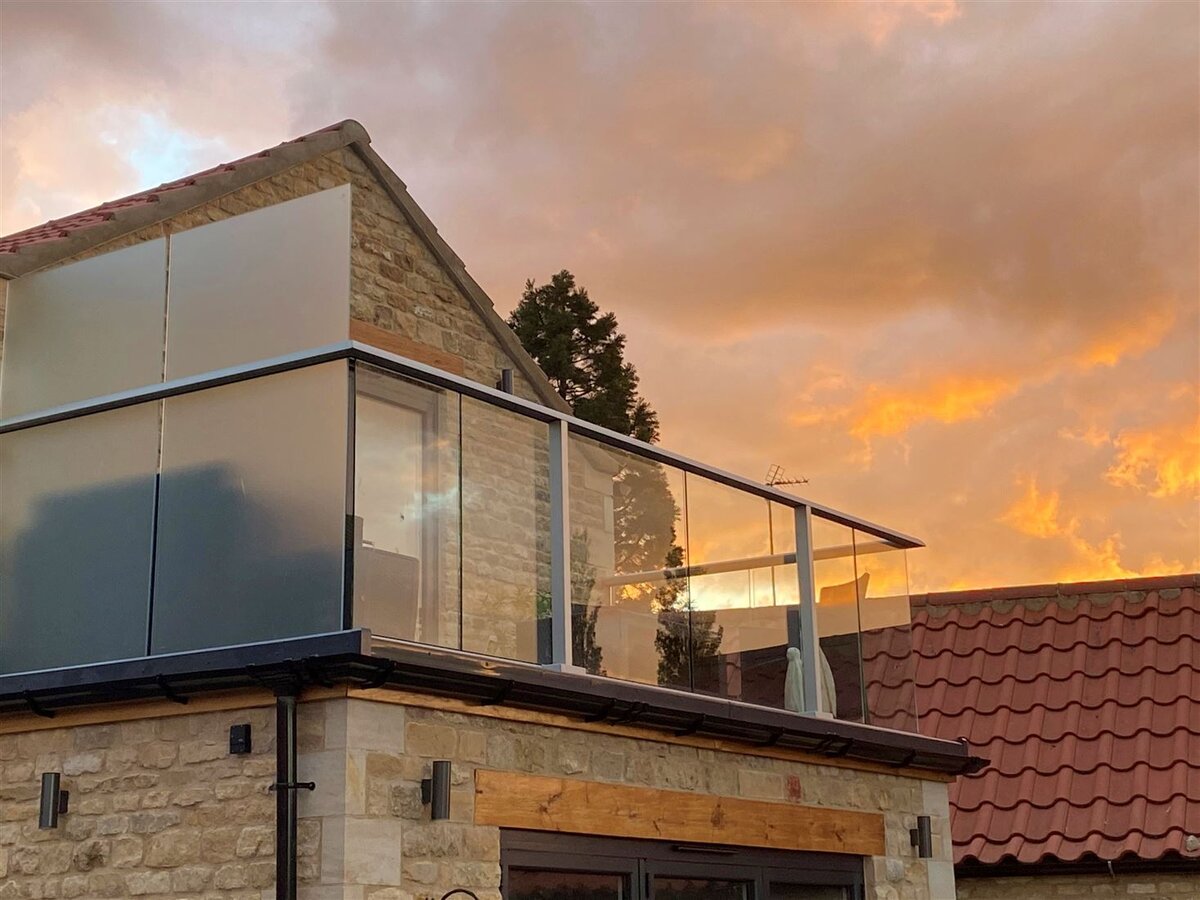 5 دلیل استفاده از شیشه بالکن در ساختمان ها
