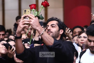 اکران عمومی بامداد خمار دیشب با استقبال گسترده مردم این چنین برگزار شد؛ از جیغ و داد مردم با دیدن رحیم نجار و درخواست سلفی با این بازیگر تا تشکر و قدردانی نوید پورفرج از حضور مردم+ فیلم