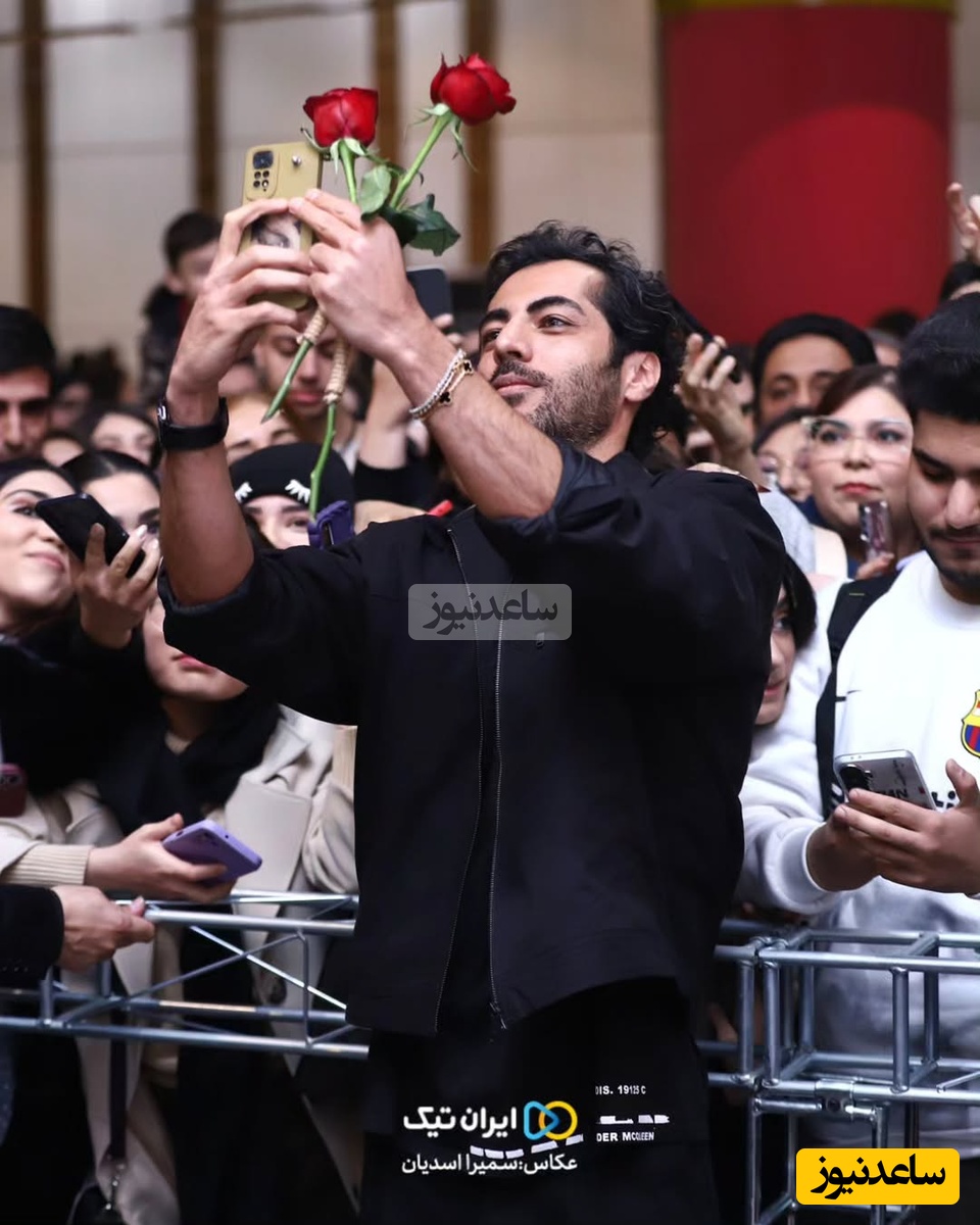 اکران عمومی بامداد خمار دیشب با استقبال گسترده مردم این چنین برگزار شد؛ از جیغ و داد مردم با دیدن رحیم نجار و درخواست سلفی با این بازیگر تا تشکر و قدردانی نوید پورفرج از حضور مردم+ فیلم