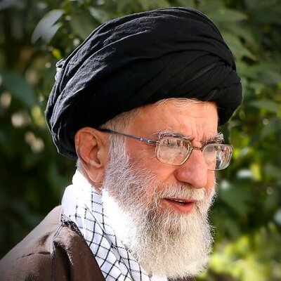 (فیلم) تعریف و تجید از مقام معظم رهبری در شبکه صدای آمریکا و عصبانیت مجری آن! / آقای خامنه‌ای ماه بود ...