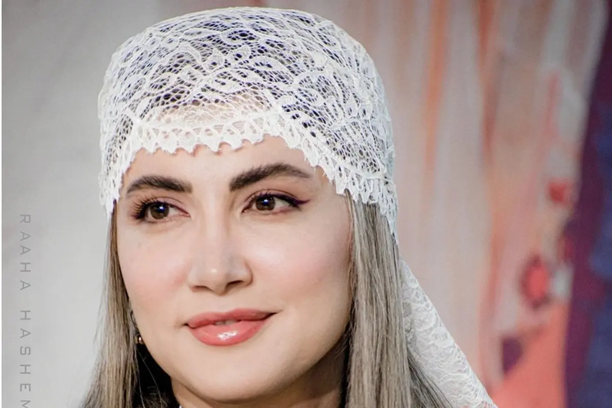 نگاهی به تیپ متفاوت و زرد قناری سمیرا حسینی با آستین های پفی و خاص / نظرتون راجب استایلش چیه؟