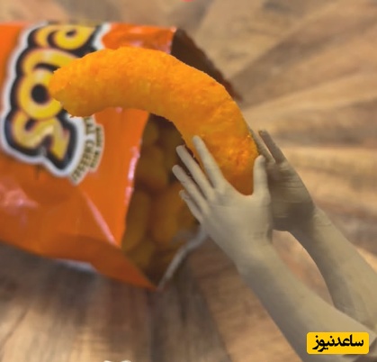 خاتمه دادن به بزرگترین دغدغه پفک‌بازها؛ اختراع وسیله‌ای بامزه برای جلوگیری از کثیف و چسبناک شدن دستها بعد از خوردن پفک+ویدیو/ نظرتون چیه؟