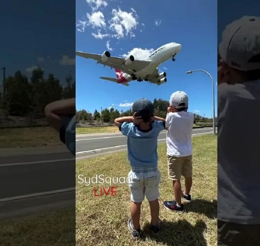 (ویدئو) عبور دلهره آور ایرباس A380، بزرگترین هواپیمای جهان از بالای سر دو کودک