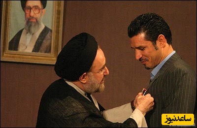 دریافت نشان شجاعت علی دایی از خاتمی