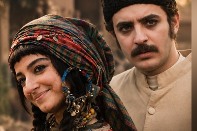 علی شادمان با دیدن دختر کولی یک‌دل نه صد دل عاشقش شد؛ معرکه‌گیری سحرانگیزی که دل آقای بازیگر «سرخ و سیاه» را برد!