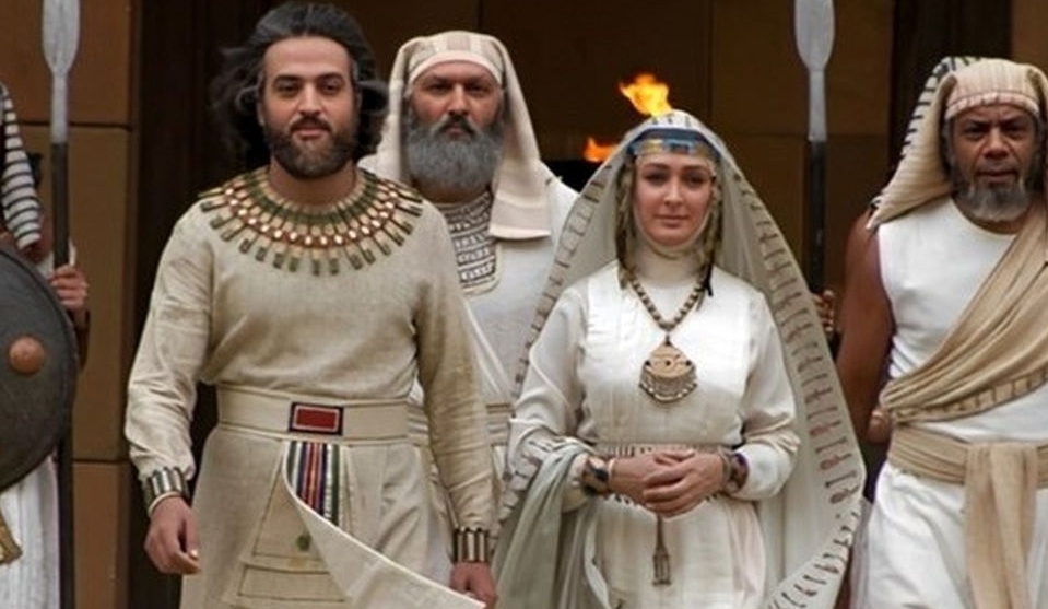 عکس یادگاری «یوزارسیف» در کنار دخترش «منسه» و مادرش «راحیل»