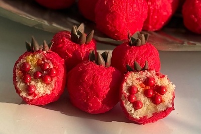 دسرهای یلدایی؛ طرز تهیه شیرینی انار بدون نیاز به فرو همزن مخصوص یلدا استیکر/ با این دسر مهمونا انگشت به دهن میمونن 😍+ ویدئو