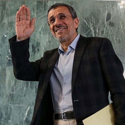 عکس یادگاری کادر پروازی ترکیش ایر با احمدی نژاد در فرودگاه مکزیکوسیتی