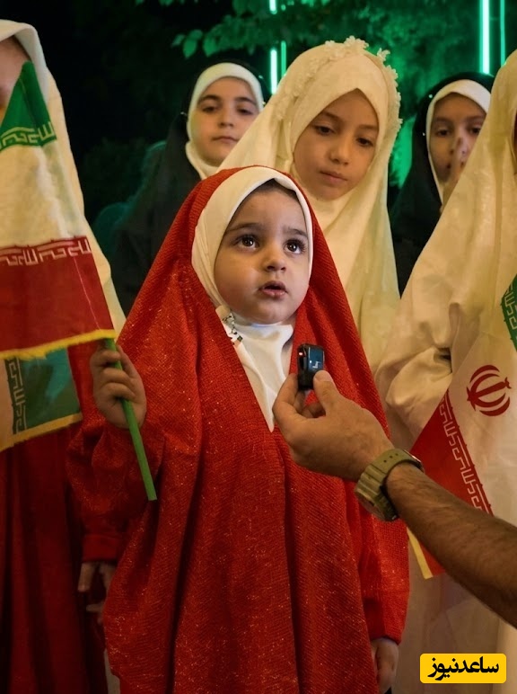 ببینید چطور دختربچه انقلابی با تمام وجودش از ایران می‌خواند؛ حلمایی که قلب میلیون‌ها نفر را تسخیر کرد / عشق به وطن را باید از این وروجک یاد گرفت + ویدئو