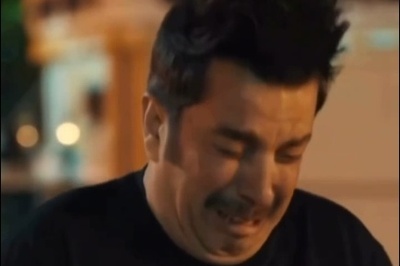 (ویدئو) یادی کنیم از گریه‌های سوزناک عباس جمشیدی‌فر مقابل یک آرامگاه؛ به زور از بایزید بسطامی حاجت میخواد😂