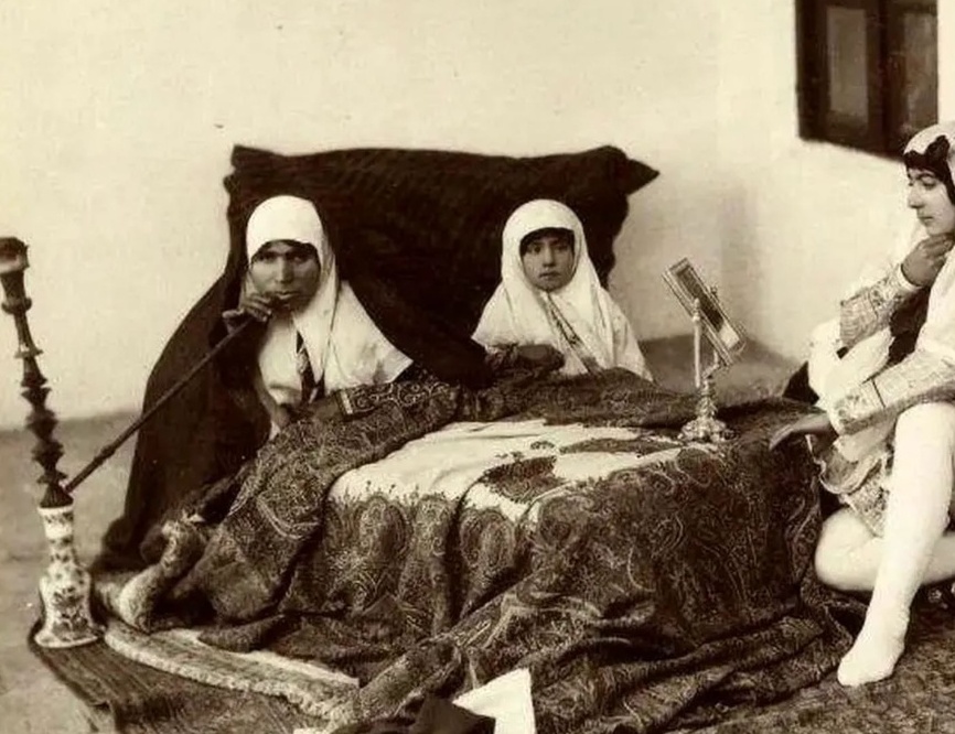 «زنان حرمسرا» در چادر ناصرالدین شاه در منطقه سرخه‌حصار تهران