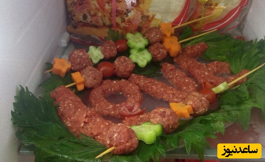 خلاقیت خنده‌دار مادر باحوصله در تزئین گوشت چرخکرده برای یخچال دختر نوعروسش به شکل خرس+عکس/ من میرم توی افق محو بشم🚶‍♂️😂