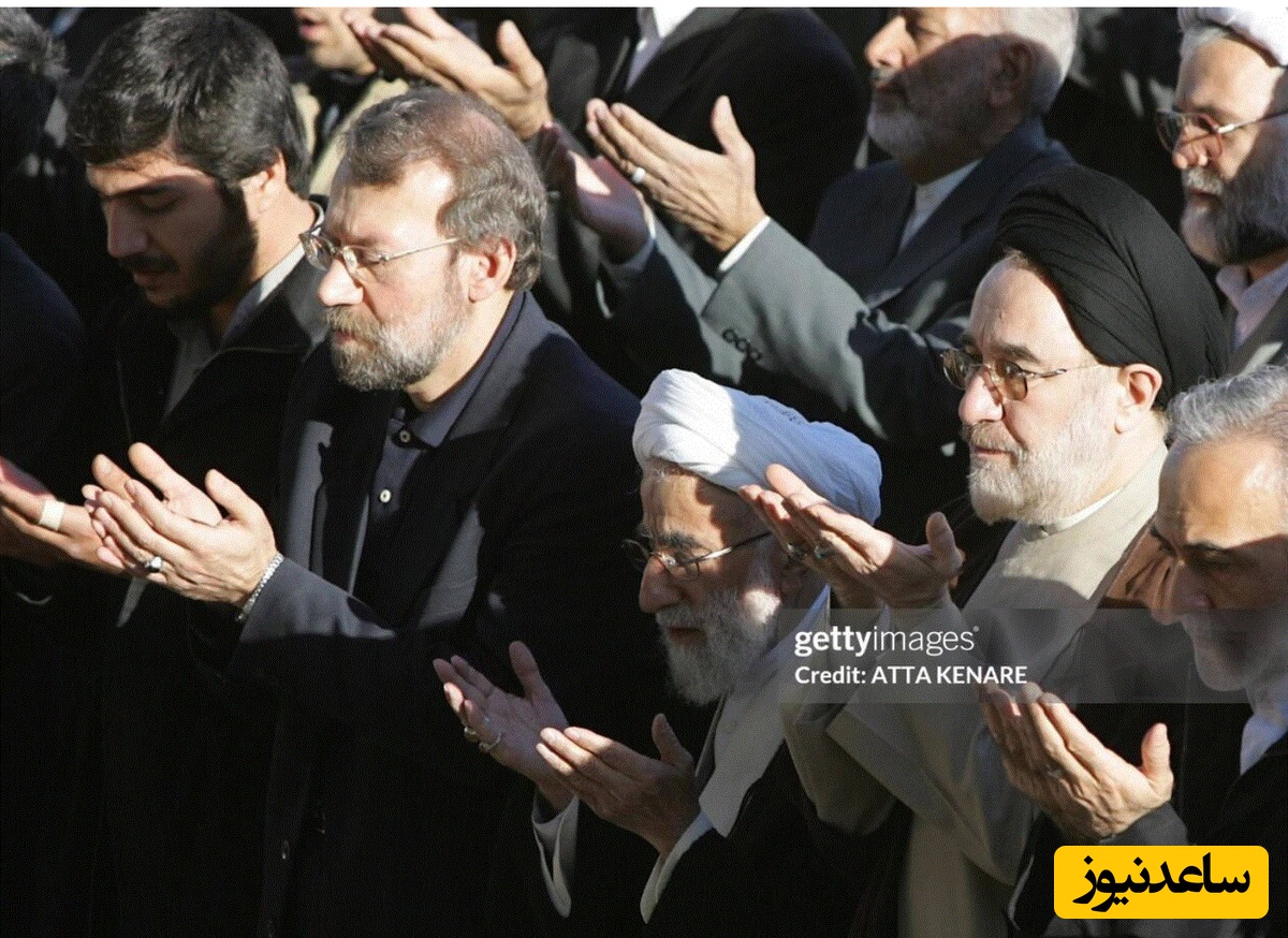 حضور شهید علی لاریجانی در کنار محمد خاتمی و احمد جنتی در حال راز و نیاز با خدا