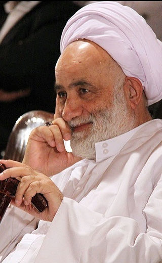 صحبت های خنده دار حاج آقای قرائتی:  پیغمبر به پسر گفت مادر پیرتو شوهر بده گفت نمیشه اون حتی نمیتونه راه بره و مادر زد تو سر پسرش که خفه شو تو بهتر میفهمی یا پیغمبر 😂👌