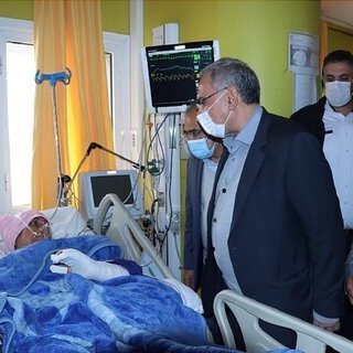 عیادت وزیر بهداشت از مصدومان حادثه بالگرد وزیر ورزش و جوانان و هیئت همراه
