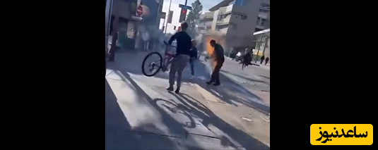 (فیلم) اتفاقی عجیب در آمریکا / تلاش برای خاموش کردن فرد آتش گرفته با پرتاب دوچرخه به سمت او!