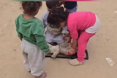 آیین کفن و دفن عروسک ها در جهان کوچک کودکان غزه؛ جنگی که بازی و شادی را از کودکان ربود+فیلم