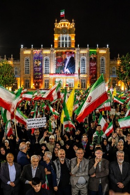 تبریز باز هم به خیابان آمد؛ ادامه شب‌های پرشور میدان ساعت هفتاد و پنجمین شب اقتدار!