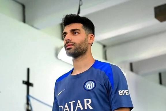 پاسخ تند به طارمی: «بالا» یعنی جایی که رفتی زیرآب اسکوچیچ را زدی/ نون «بالا» را می‌خورید و علیه‌اش حرف می‌زنید