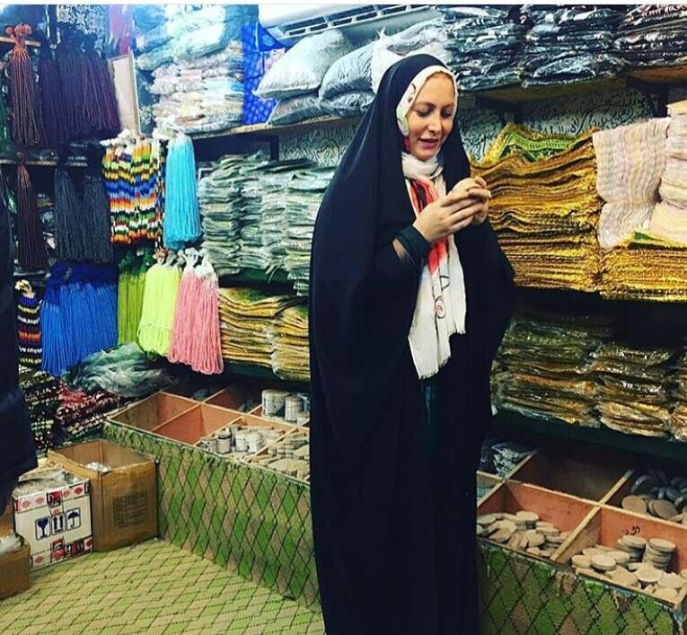 حجاب زیبای فریبا نادری با چادر و علم مذهبی با نوشته لبیک یا حسین(ع) در پیاده روی اربعین کربلا/ زیارت قبول+عکس