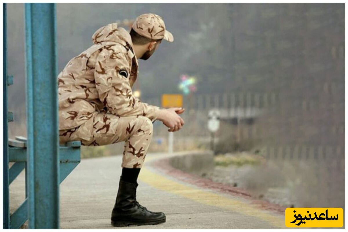 حرکت خنده دار یک سرباز ایرانی برای صحبت کردن با تلفن همگانی در خیابان+عکس