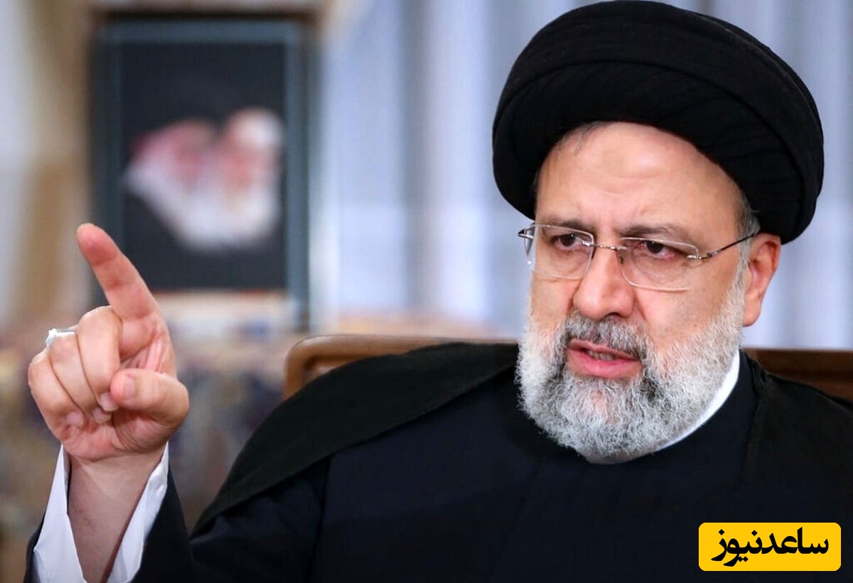 تاریخ را ورق بزنیم؛ چهره غمگین دختر ابراهیم رئیسی در کنار پدربزرگش روی سِن در مراسمی در زادگاه پدرش +عکس