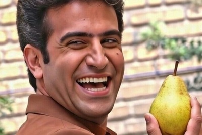 محاله با صدای خنده های هوتن شکیبا خندت نگیره/ از سری جوک های بی مزه و نامفهوم حبیب سریال لیسانسه ها/ این قسمت: گلابی/ یکی اینو از برق بکشه😂+فیلم