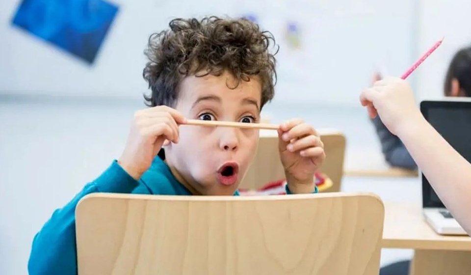 (ویدیو) کی گفته بچه‌ها مدرسه رو دوست ندارن؟/ این دوستمون جای مدرسه رو با تفریح اشتباه گرفته اگه می‌تونست شبم تو مدرسه می‌موند!😂