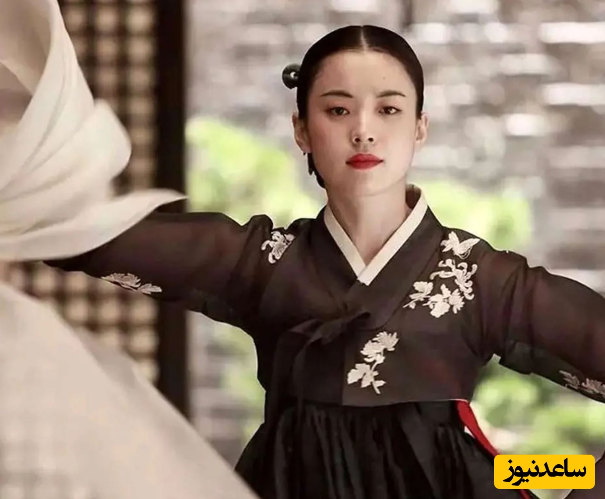 «دونگ‌یی» در حال امضا دادن به هوادارانش