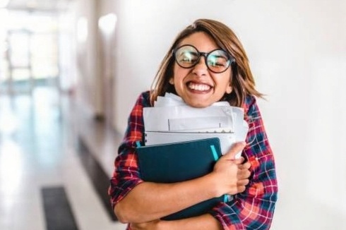 (ویدیو) این دوستمون اونقدر درسخونه که حتی وسط مهمونیم کتاب رو ول نمیکنه/ تو دوست داری بعد مدرسه کجا درس بخونی؟ تو مترو یا سینما؟😂