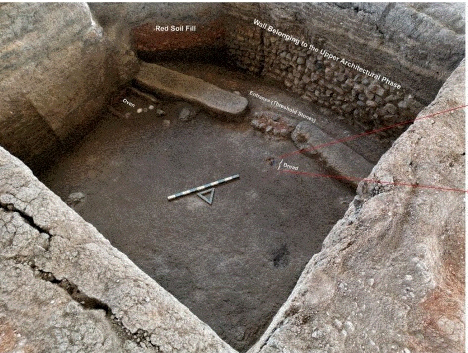 کشف یک «نان سوخته» که 5 هزار سال قبل در کنار در ورودی یک ساختمان دفن شده است