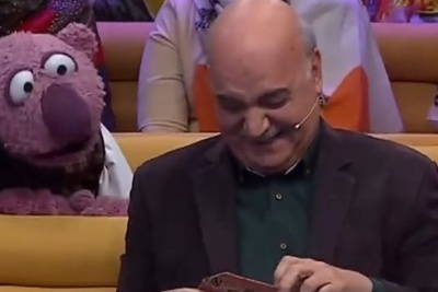 فیلم/ هدیه جارو، خاک انداز نوستالژی جناب خان برای ایرج طهماسب به بهانه شب یلدا و واکنش جالب آقای مجری/ اعصابِ آقای طهماسب رفته گل بچینه 😂