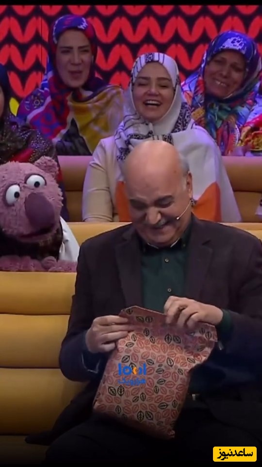فیلم/ هدیه جارو، خاک انداز نوستالژی جناب خان برای ایرج طهماسب به بهانه شب یلدا و واکنش جالب آقای مجری/ اعصابِ آقای طهماسب رفته گل بچینه 😂