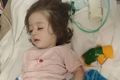 (ویدئو) نگاهی به زندگی کوتاه اما پردرد «حلما»؛ فرشته کوچکی که از دل ویرانه‌های تبریز جان سالم به در برد