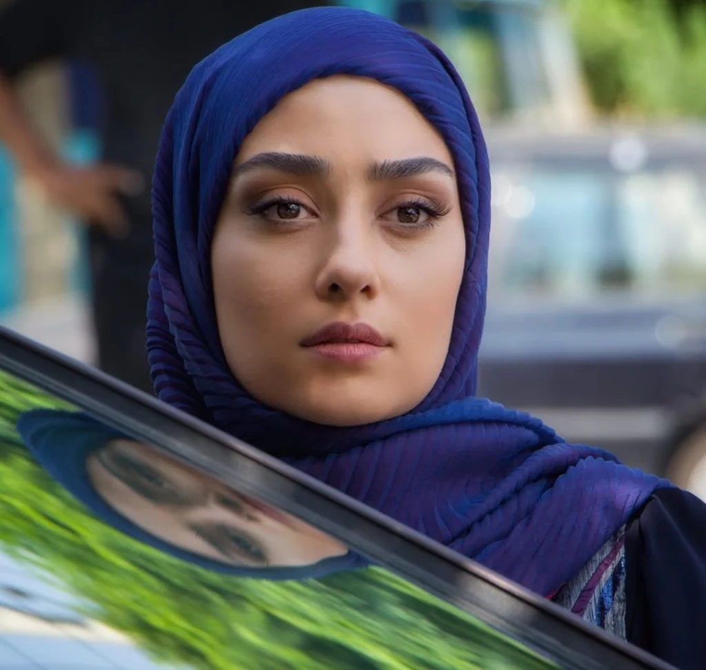 عاشقانه های الهام طهموری با تیپ دهه 50 در باغ بهشتی و دنج