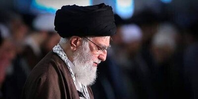 تاریخ را ورق بزنیم؛ پربازدید شدن این تصویر از رهبر شهید انقلاب در لحظه اقامه نماز بر پیکر شهید هنیه؛ انعکاس زیبای پرچم بر عینک رهبری + عکس