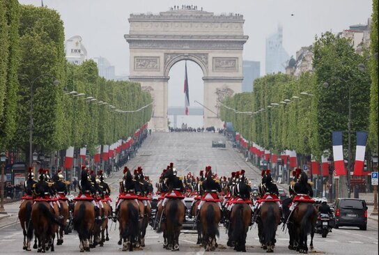 اعضای گارد جمهوری فرانسه در مراسم هفتاد و هشتمین سالگرد پیروزی بر آلمان نازی و پایان جنگ جهانی دوم خیابان شانزه لیزه پاریس رژه می روند./ رویترز