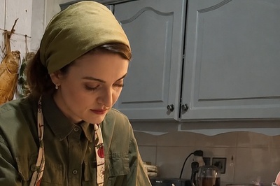 بعد از دیدن این ویدیو عاشق دکوراسیون آشپزخانه نوستالژیک نیلوفر پارسا میشین؛ از کابینت‌های قدیمی طوسی-سبز و زیربشقابی‌های حصیری تاکتری لعابی و...
