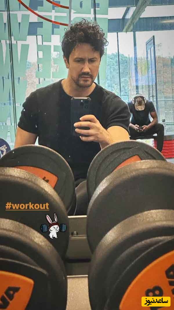 وقتی شاهرخ استخری هیکل ورزشی خودشو جلوی آینه باشگاه به رخ میکشه + عکس / عجب بازوهایی ساخته