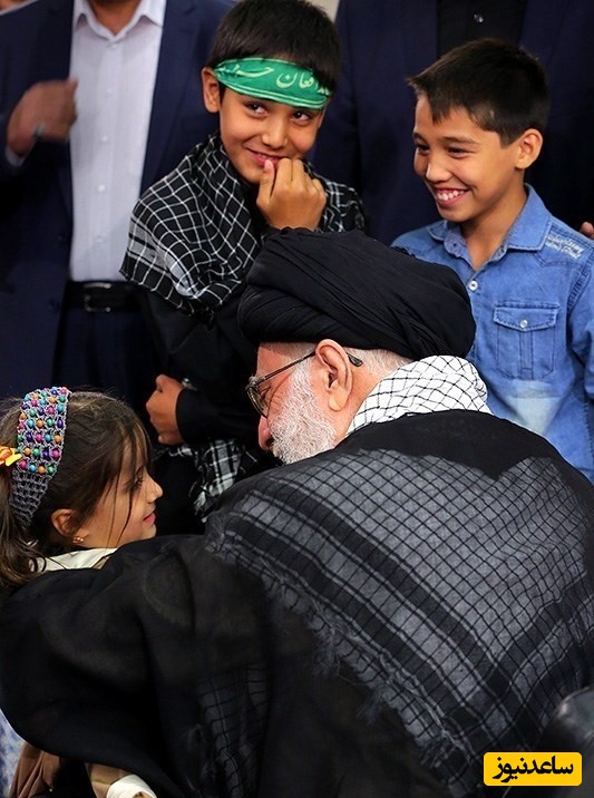 هدیه رهبر شهید به کودک فقیر کردستانی که با عشق برای آقا روزنامه دیواری درست کرد+فیلم