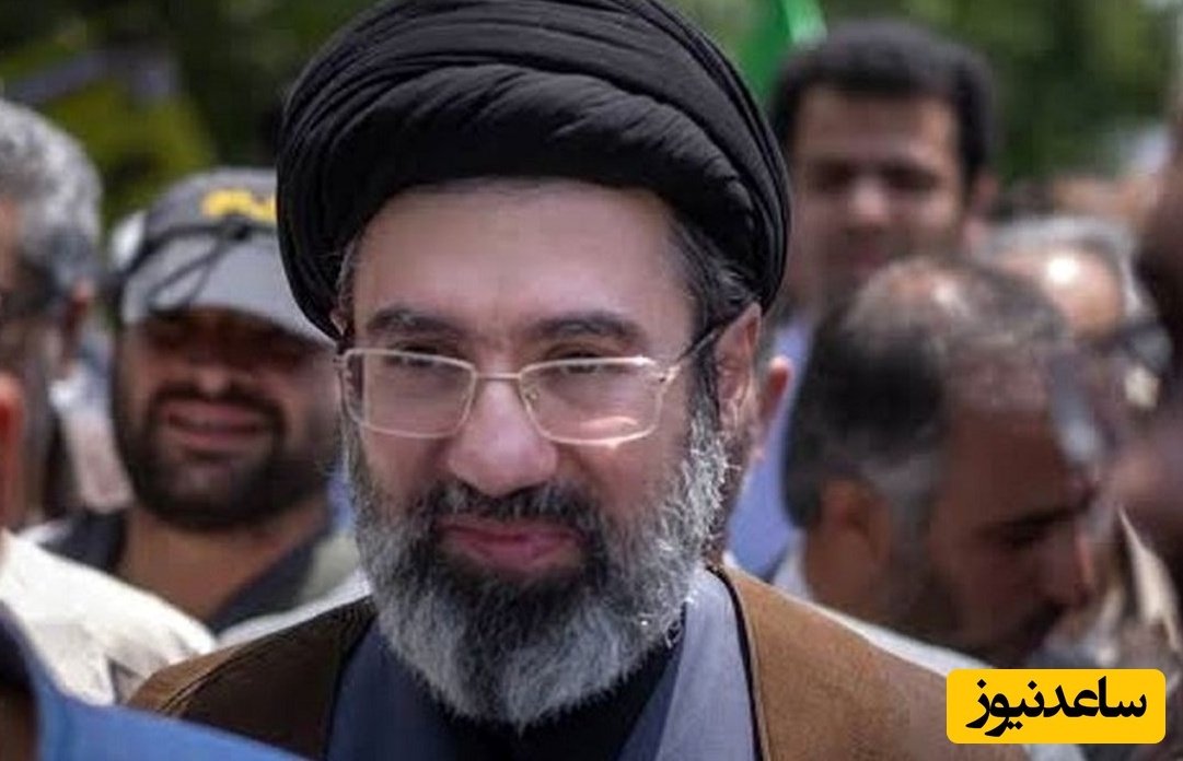 عکس؛ سفر به تاریخ؛ «سید مجتبی و سید مصطفی خامنه‌ای» در مراسم ترحیم «محافظ رهبر معظم انقلاب»؛ سال 1395