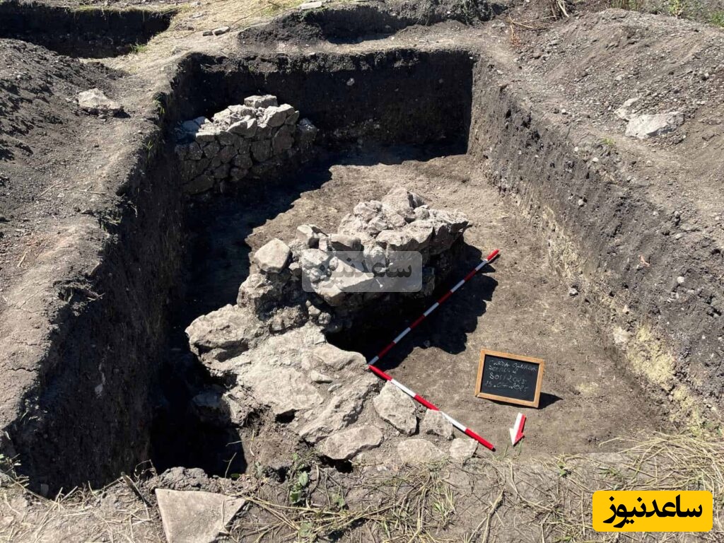 گودبرداری تیم منجر به آشکار شدن شالودهها، ایوان ستوندار و ساختمانهای مسکونی وابسته به آن شده که زمانی متعلق به خانهای اشرافی و باشکوه از یک ساکن ثروتمند این سکونتگاه بوده است