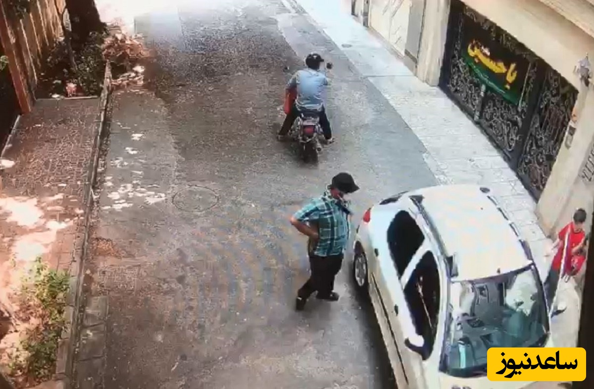 ببینید| لحظه زورگیری وحشیانه از یک مادر و کودک در شرق تهران در روز روشن / حتما بعد از نشستن در ماشین فوری در را قفل کنید