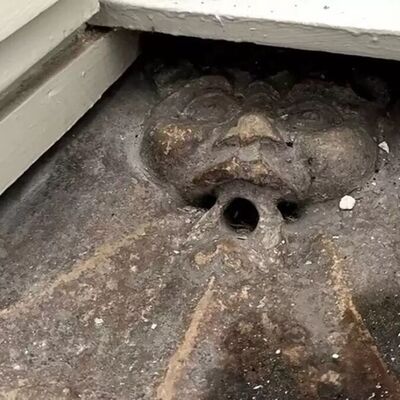 کشف اتفاقی چهره 600ساله «بچه‌جن» در توالت یک خانه