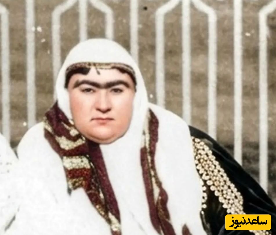 سفر زمان؛ تصویر رنگی‌شده دو نفر از زنان ناصرالدین شاه در کنار نرده‌های حیاط