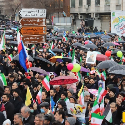 گفت و گویی صمیمی با تظاهرات کنندگان 22 بهمن/با این همه مشکل اقتصادی این خیل عظیم چرا به خیابان ها آمدند؟ پیامشان به مذاکره کنندگان چیست؟ پاسخشان را بشنوید