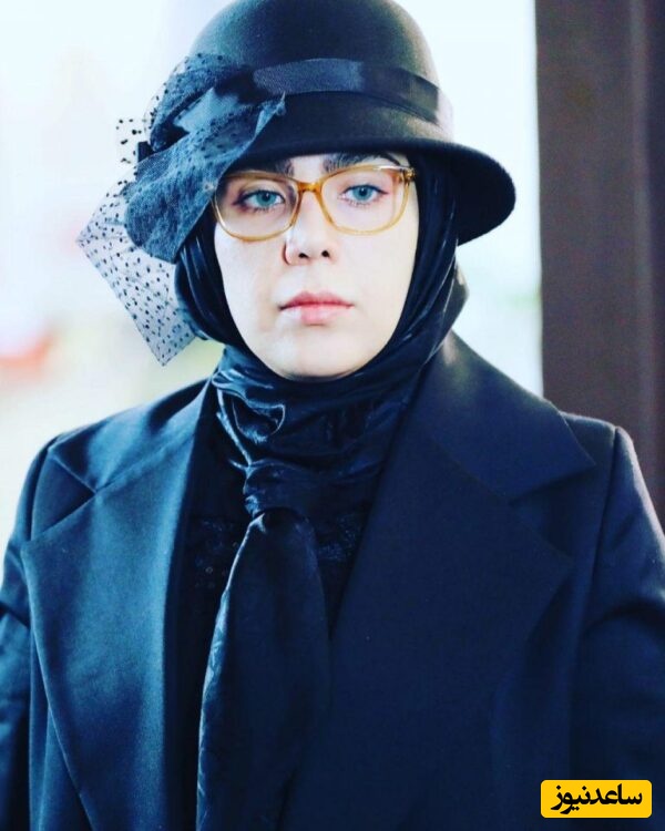 ترکیب تجمل و طبیعت در دکوراسیون خانه حدیث چهره‌پرداز، بازیگر نقش مومو در بچه مهندس؛ شومینه کلاسیک، مبلمانی خوشرنگ و استفاده از قوچ در پذیرایی بعنوان دکوری متفاوت! +عکس